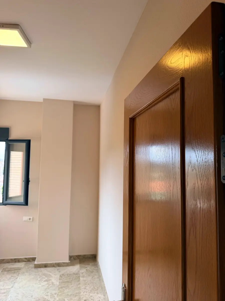 Habitación de vivienda recién pintada con paredes lisas