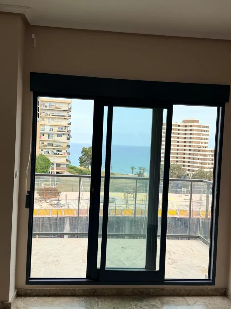 Salón de vivienda recién pintado con vistas al mar