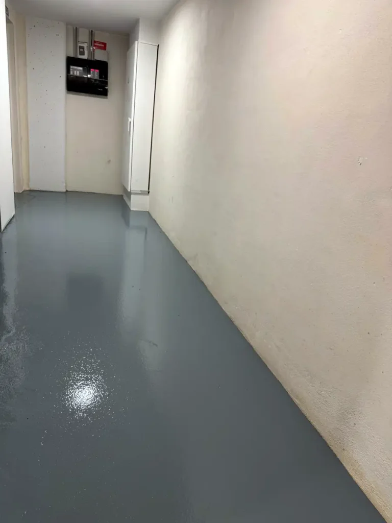 Suelo epoxi gris terminado en un portal de Alicante