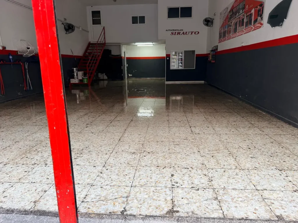Suelo de baldosa gastada de un taller antes de aplicar epoxi